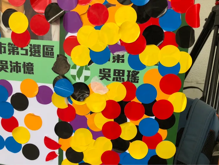 吳思瑤的罷免貼紙貼到幾乎看不見相貌。彭欣偉攝