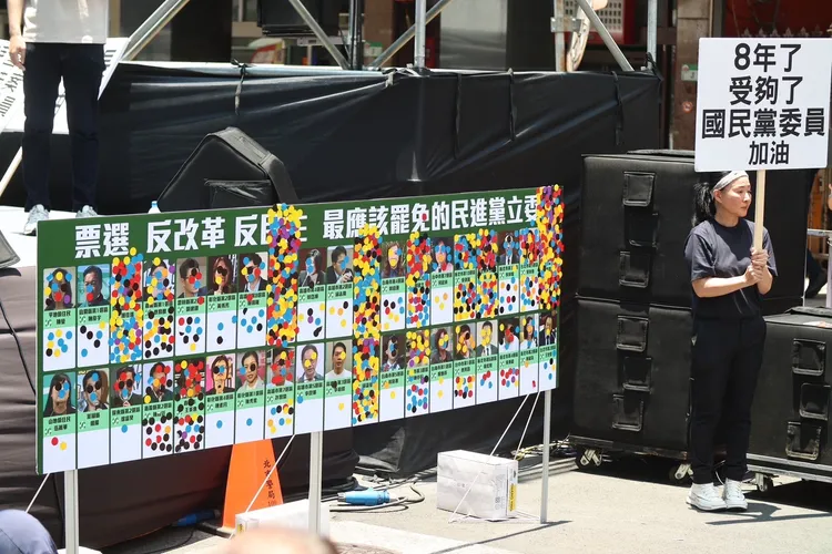 藍鷹發起最該被罷免的民進黨立委票選。彭欣偉攝