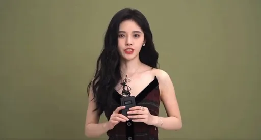 29岁偶像女星抬手打招呼!「超细肩带突断了」遇走光危机