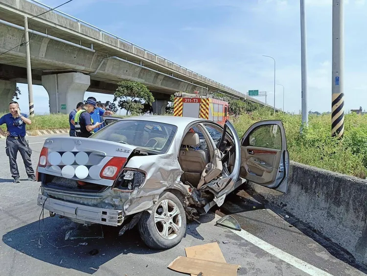 與救護車發生事故的自小客車，受損嚴重。民眾提供