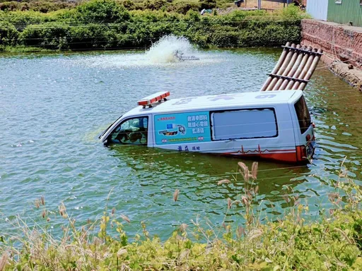 嘉義縣救護車撞轎車衝入魚塭釀4傷　2消防員自行脫困游上岸