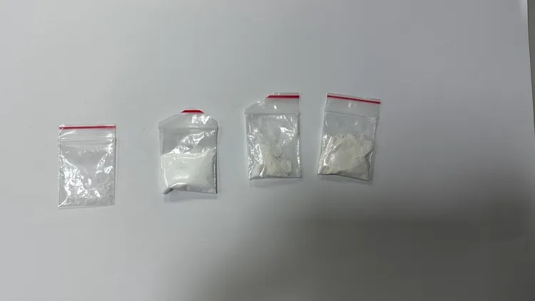 警方逮捕劉男並查獲多包分裝毒品。警方提供