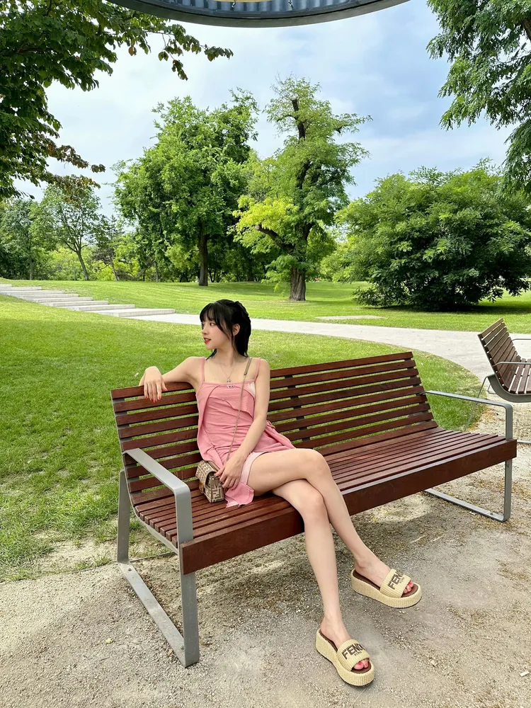 宋雨琦搭配FENDI草編鞋、迷你單肩包。翻攝宋雨琦微博