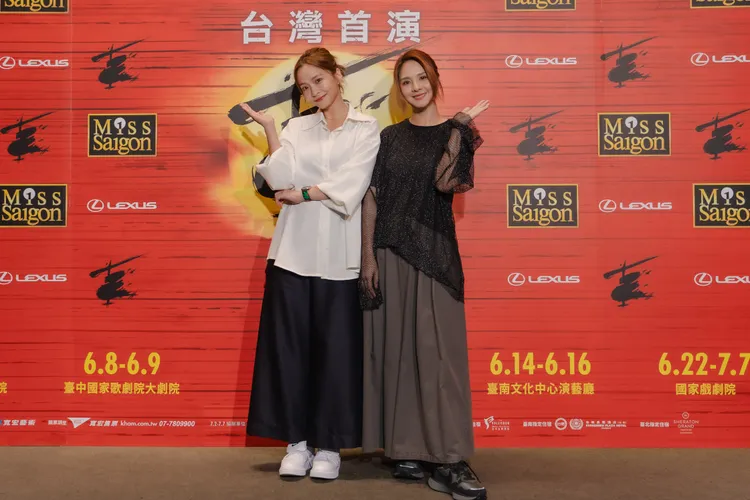 郭靜（右）回想起少女時與《西貢小姐》的連結，跟葉星辰一起受訪。寬宏藝術提供