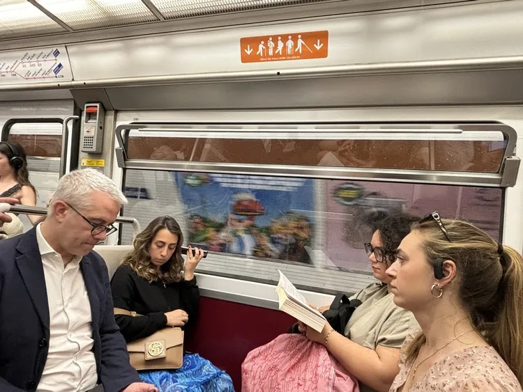 巴黎地鐵也有保留座，但椅子並沒有以不同顏色區分，只在特定區域上方貼了貼紙，盼禮讓座位給身障、無法站立、抱小孩、年邁者和孕婦。中央社