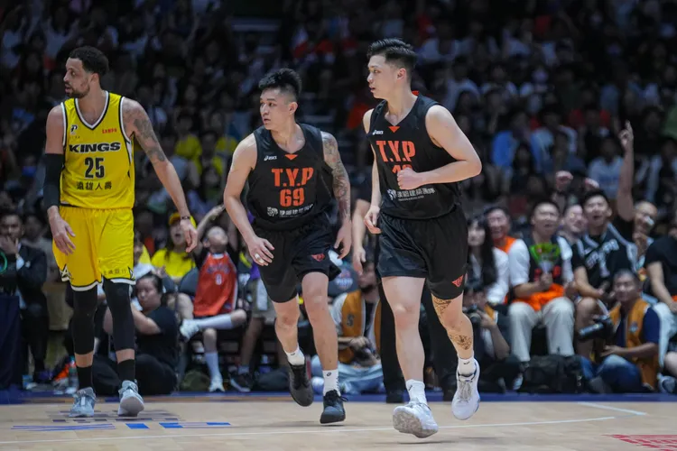 盧峻翔(中)。PLG