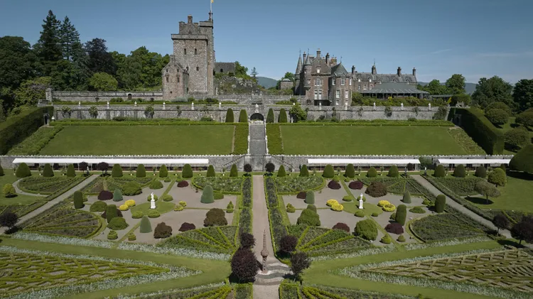 DIOR 2025早春度場係列選在蘇格蘭德拉蒙德城堡的花園舉辦。品牌提供