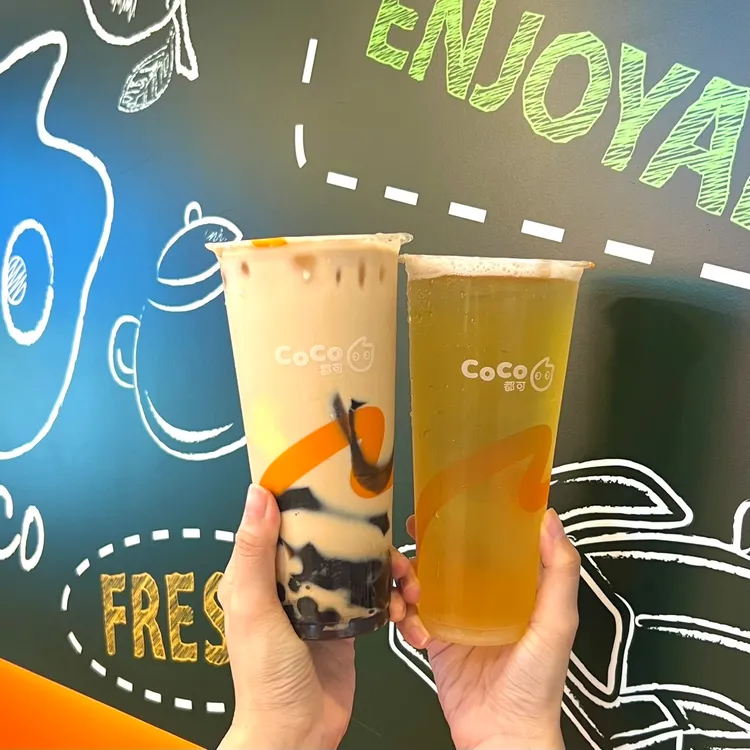 「奶茶三兄弟」（左）與「四季春青茶」期間外送平台訂購買一送一。業者提供