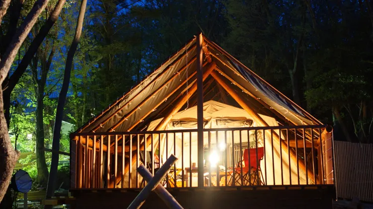 「Mahina 豪華露營水療村莊」每間帳蓬式小屋充滿著夏威夷風情級飯店級的備配。業者提供