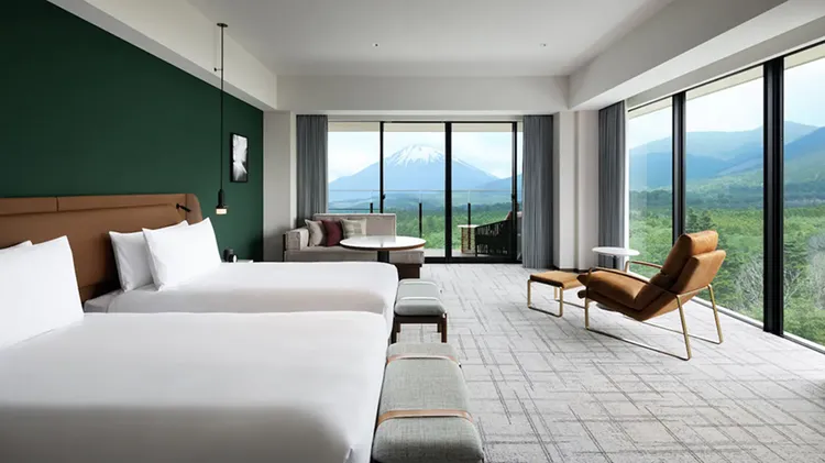  「富士賽道飯店（凱悅天地） 」富士山景房擁有兩面對外落地窗及陽台，讓人可時刻感受壯麗景觀的震撼之感。業者提供