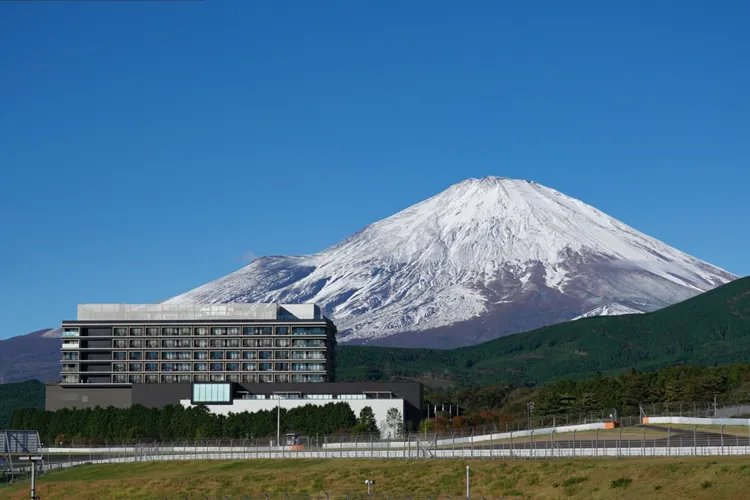 「富士賽道飯店（凱悅天地） 」依富士山傍賽車道，擁有享受速度與自然極致得天獨厚的位置。業者提供