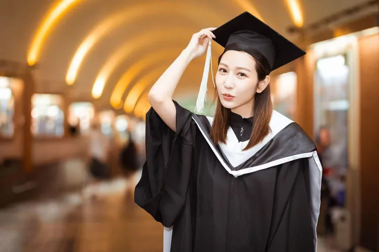 曾莞婷剛自世新EMBA畢業，多年來她經營自我有成。翻攝曾莞婷臉書