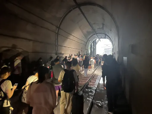 台铁229次自强号和仁隧道撞落石出轨酿6人伤 乘客:瞬间断电一片漆黑