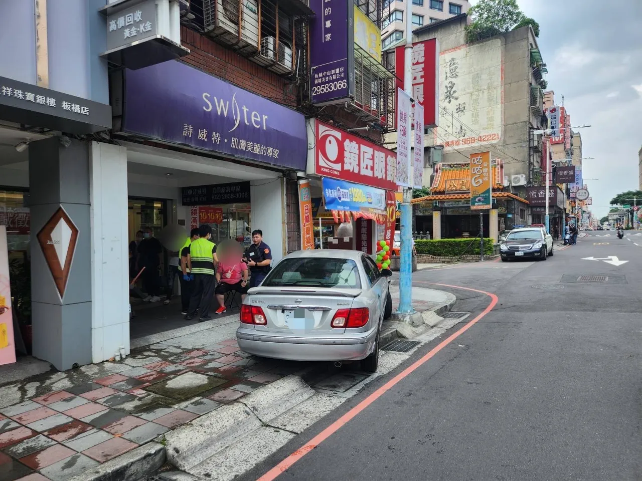 小客車往眼鏡行衝。警方提供