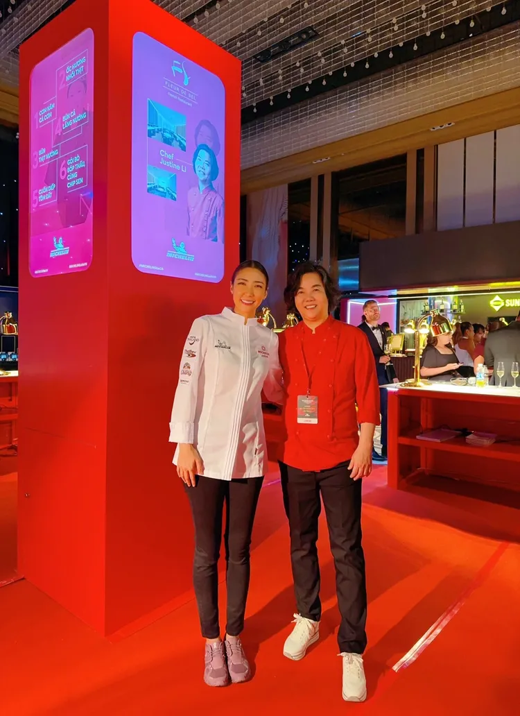 台灣「鹽之華」與泰國「Potong」是唯二受邀參與發布晚宴的外國客座代表，鹽之華主廚黎俞君(右)與Potong主廚Pichaya Pam Utharntharm。業者提供