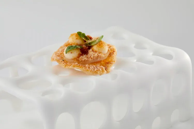 「鹽之華」團隊為越南米其林發布晚宴賓客精心準備了五道料理，圖為「干貝起司小披薩Scallop Pizza」。業者提供