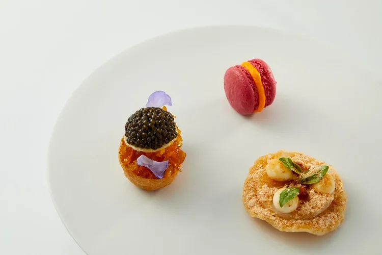 左起順時鐘為「魚子醬龍蝦芒果金杯Golden Cup」、「發酵辣椒馬卡龍Fermented Chili Macaron」、「干貝起司小披薩Scallop Pizza」。業者提供