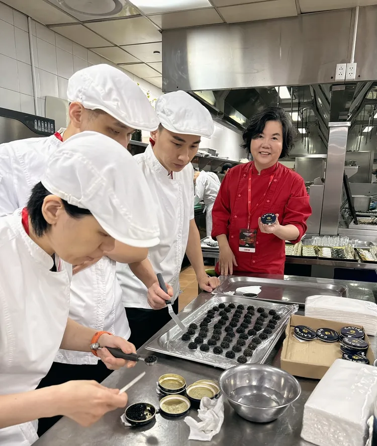 主廚黎俞君與鹽之華團隊為與會賓客精心準備的料理「魚子醬龍蝦芒果金杯Golden Cup」。業者提供