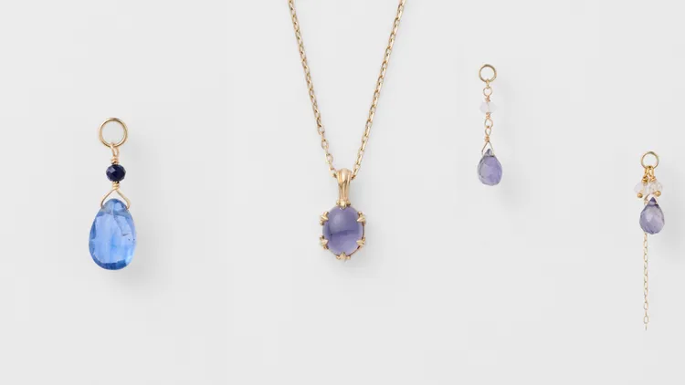 agete藍晶石與青金石Lazool吊墜（左起）2400元、10K與堇青石Mare項鍊1萬1900元、10K 堇青石 石英 拉長石Mare耳墜5500元。品牌提供