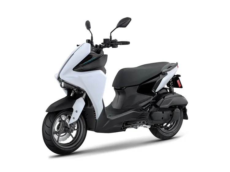 Yamaha Augur在動感流線設計上，搭配原有的旗艦智能科技「Y-LLA 轉向輔助頭燈」、「Y-AU 可變色溫頭燈」與「TFT智慧儀表」等便利科技配備。原廠照片