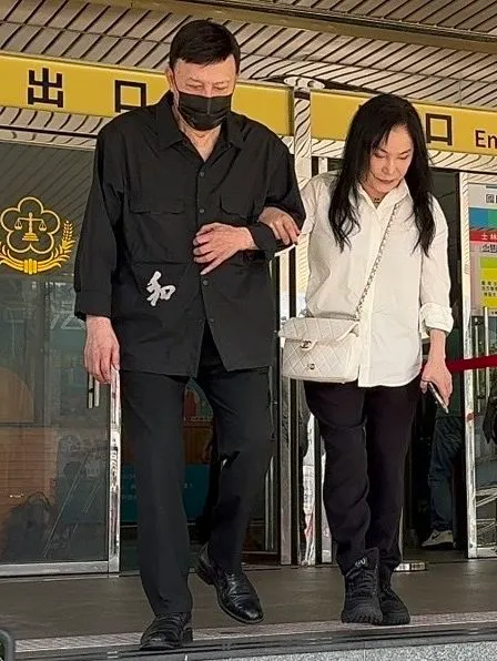 李亞萍（右）勾著余天的手一起離開法院。特勤中心