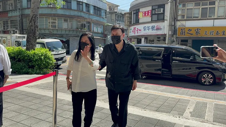 余天（右）輕輕攙扶李亞萍一起走進法院。特勤中心攝