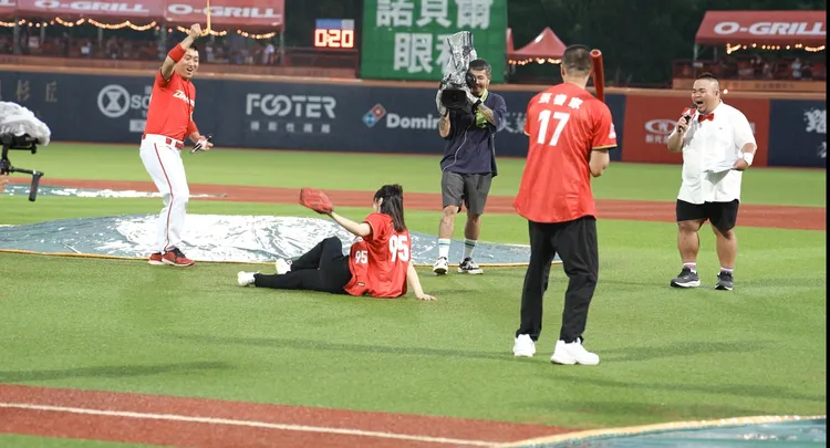 魏蔓開球不慎跌倒。大愛提供