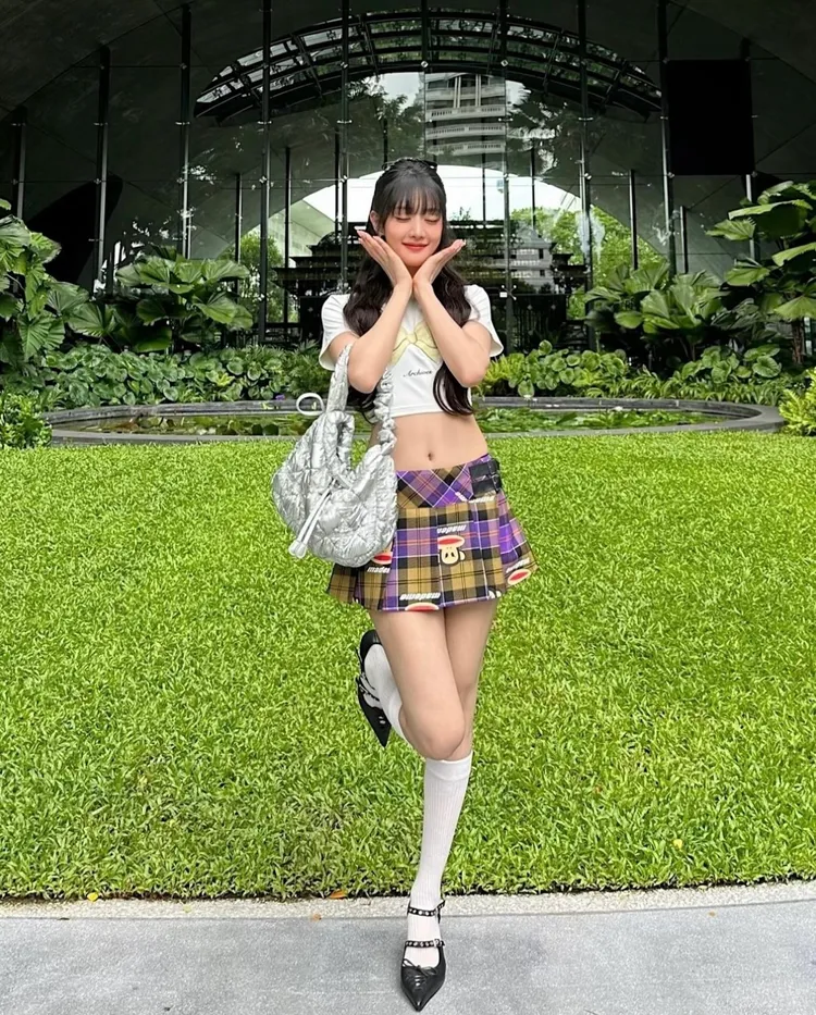 Minnie的全身造型呼應近期正夯的Bowcore風潮。翻攝Minnie IG