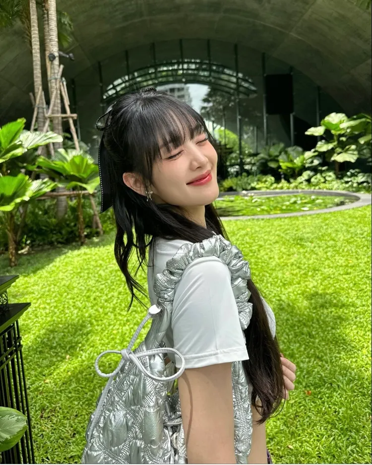 Minnie背上銀色雲朵包。翻攝Minnie IG