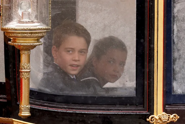 10歲的喬治王子（前）散發超齡氣質。路透