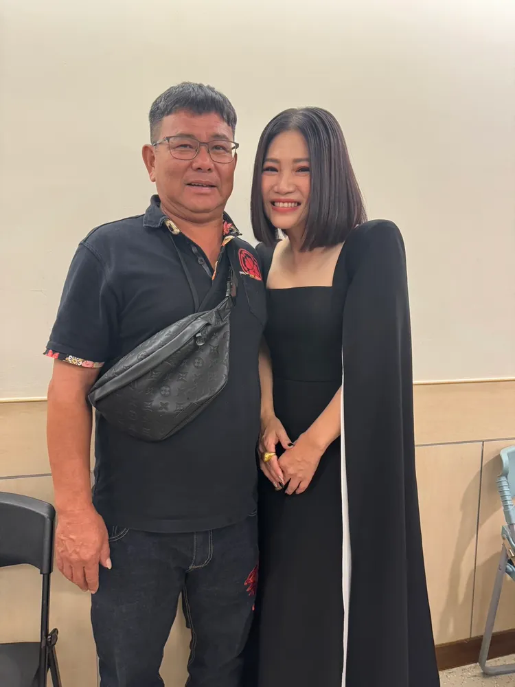 黃妃（右）今晚與老公後台合照。華特唱片提供