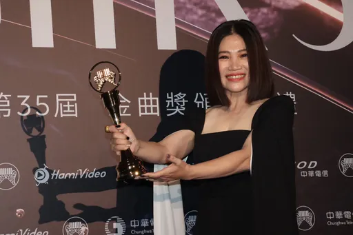 黃妃金曲獎3度封后淚崩 爸媽半年內相繼過世「希望他們在天上很好」