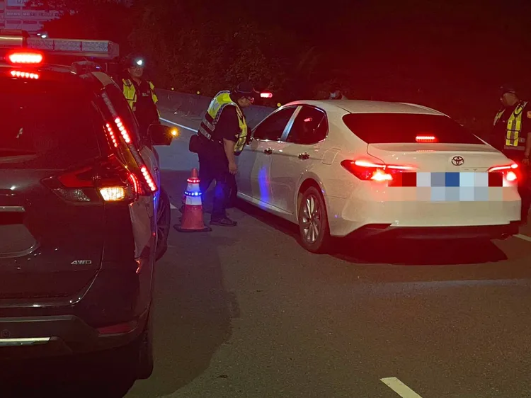 大園警方執行路攔檢勤務。大園警分局提供