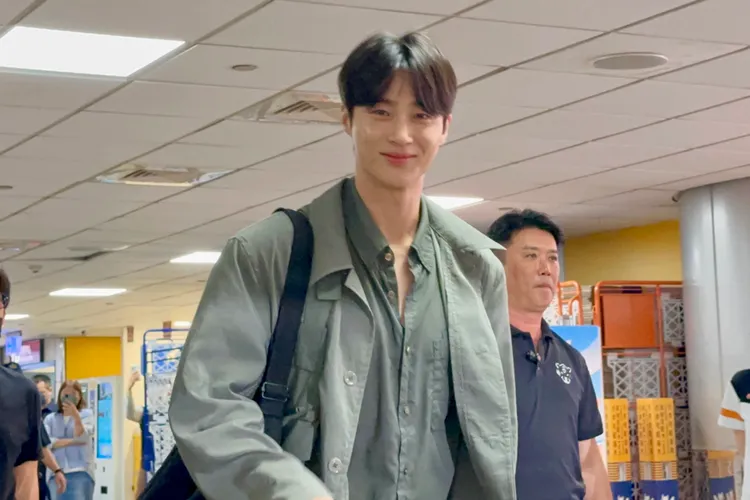 邊佑錫抵達桃機，露出燦爛微笑。特勤中心攝