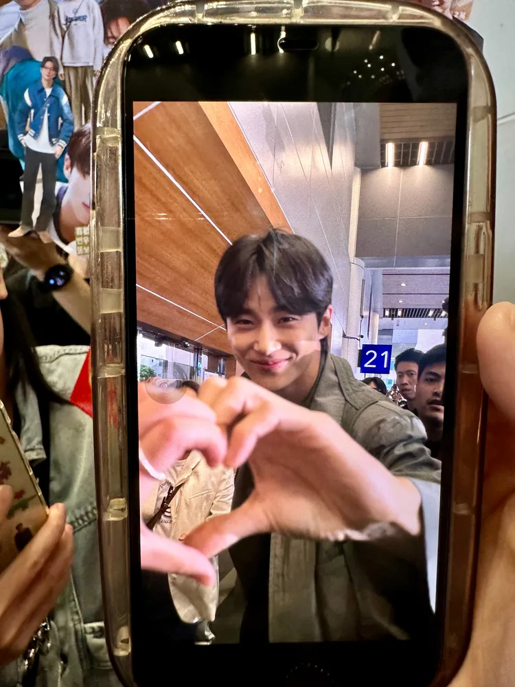 邊佑錫跟「背著善宰跑」立牌粉絲合比愛心。特勤中心攝