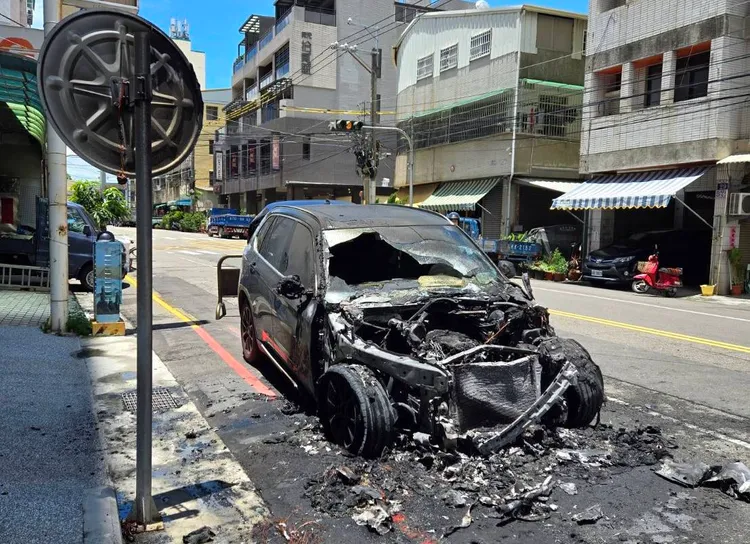 BMW X5剛路邊停車沒多久，也疑因天氣炎熱起火，燒成一堆廢鐵。李天生提供