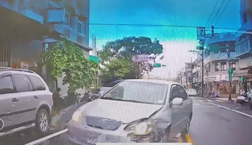 偷車賊拒捕「迎面撞警車」畫面曝光! 大街「急速躲貓貓」害5車遭殃
