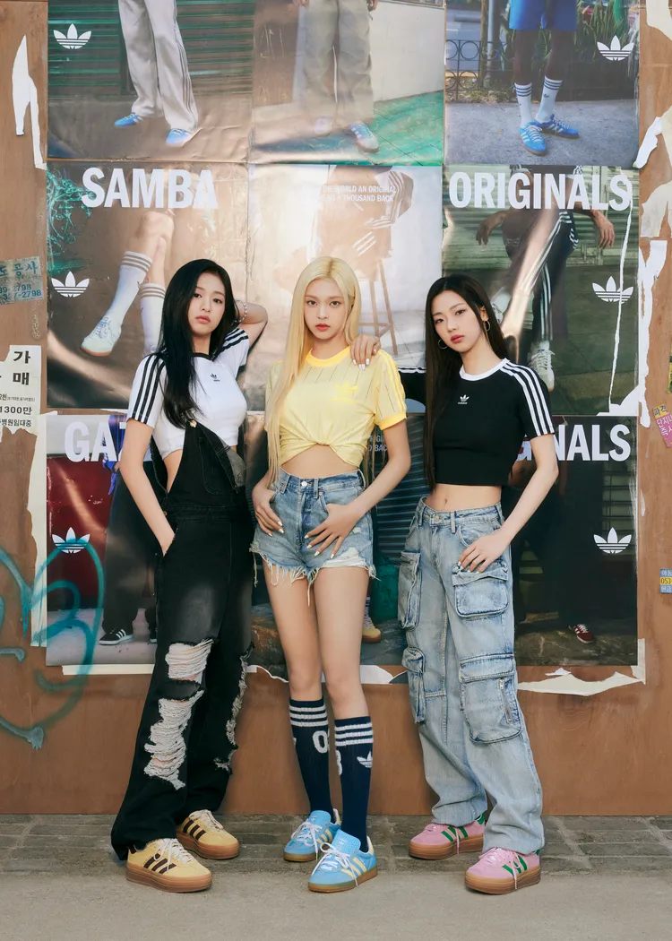 Ahyeon（左起）、Chiquita、Ruka穿著撞色Gazelle鞋款。品牌提供