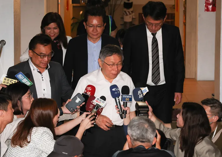 台灣民眾黨主席柯文哲（中）18日晚間前往立法院康園餐廳與立法院長韓國瑜進行餐敘。中央社