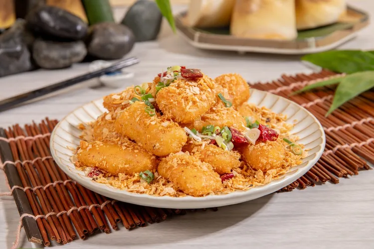 以港式避風塘手法改良製成的「避風塘鮮筍」，鹹香惹味、滋味豐富，讓人直呼好過癮。業者提供