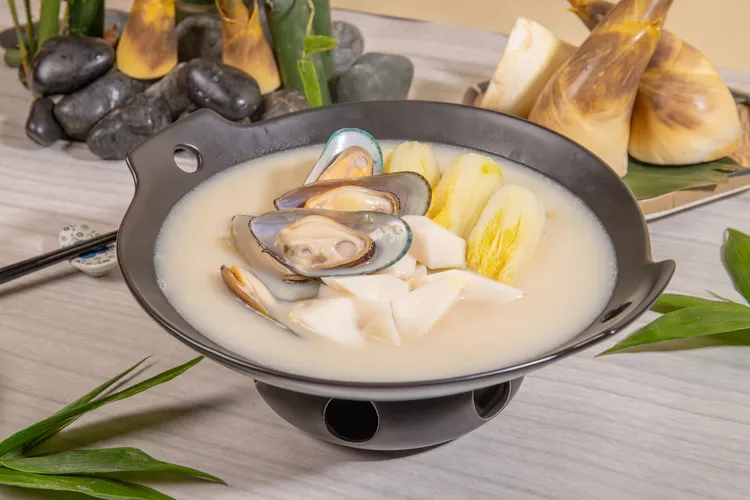 溫潤滋補充滿海味的「淡菜津白燉鮮筍」，主廚加入高營養價值的大烏參以慢火煨煮入味，保留最精華的營養與鮮甜。業者提供