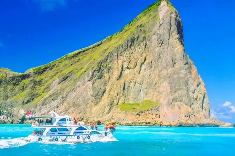 礁溪晶泉丰旅晶泉夏艷8週年慶「好禮二選一」專案，可選贈龜山島賞鯨豚體驗券，盡賞蘭陽海洋之美。業者提供
