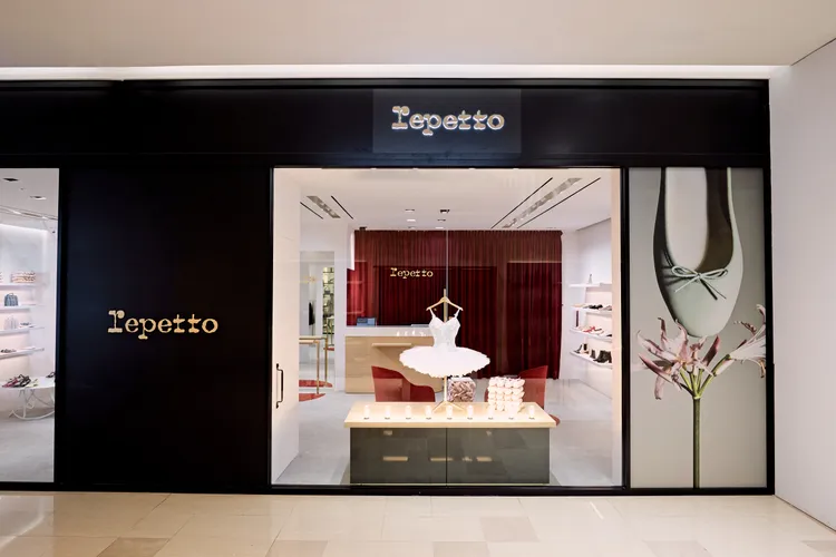 快閃店在櫥窗擺放1件芭蕾舞者表演裙。品牌提供