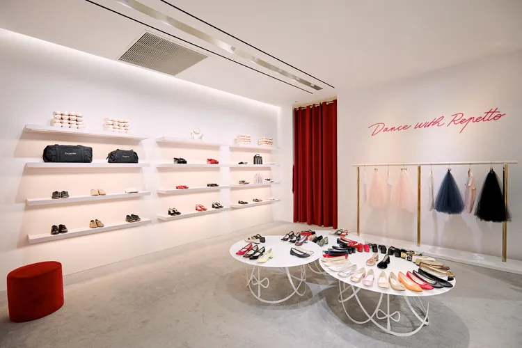 店內將歌劇院內的紅色帷幕作為設計元素。品牌提供