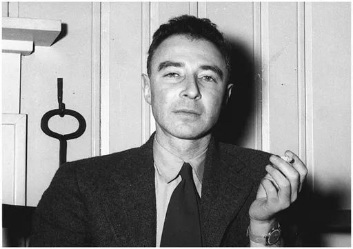 奥本海默的原子弹结束了二战!昔日影片曝他对受害者流泪致歉