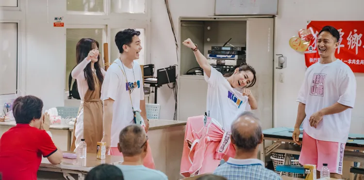 與長輩的社區課程，隊員們使出渾身解數。客家電視提供