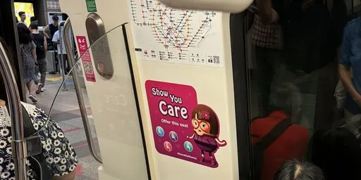 有需求優先!新加坡地鐵學生讓座 白髮阿公:我還站得住你坐吧