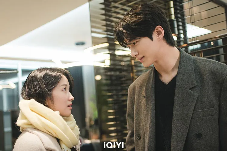 金惠奫（左）提到導演會指導她看邊佑錫的視線，避免看起來像翻白眼。愛奇藝國際站提供