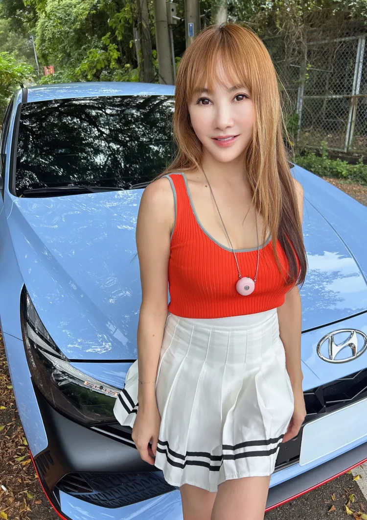 王宥忻目前家車庫已有4輛名車。固力狗提供