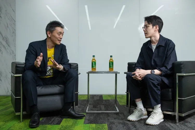 KIRIN董事長中川亮(左)與RE-THINK創辦人黃之揚(右)長期合作淨灘活動，期望為更乾淨的台灣盡一份心力，用實際行動體現環境保護的決心，創造共享價值。業者提供